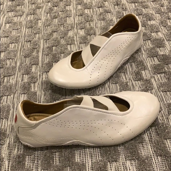 Puma Shoes - 🆕 PUMA Elastic Flats White Size 7